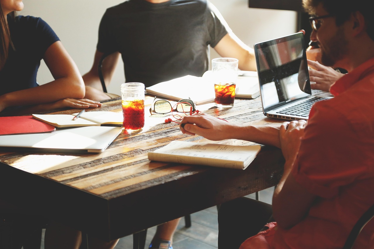 effiziente und produktive business meetings: tipps, strategien und bewährte methoden für erfolgreiche geschäftstreffen. optimieren sie ihre meetings für bessere ergebnisse und zusammenarbeit.